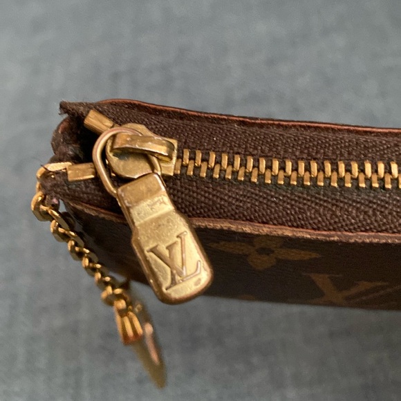 Louis Vuitton Monogram Key Pouch - Picture 15 of 16